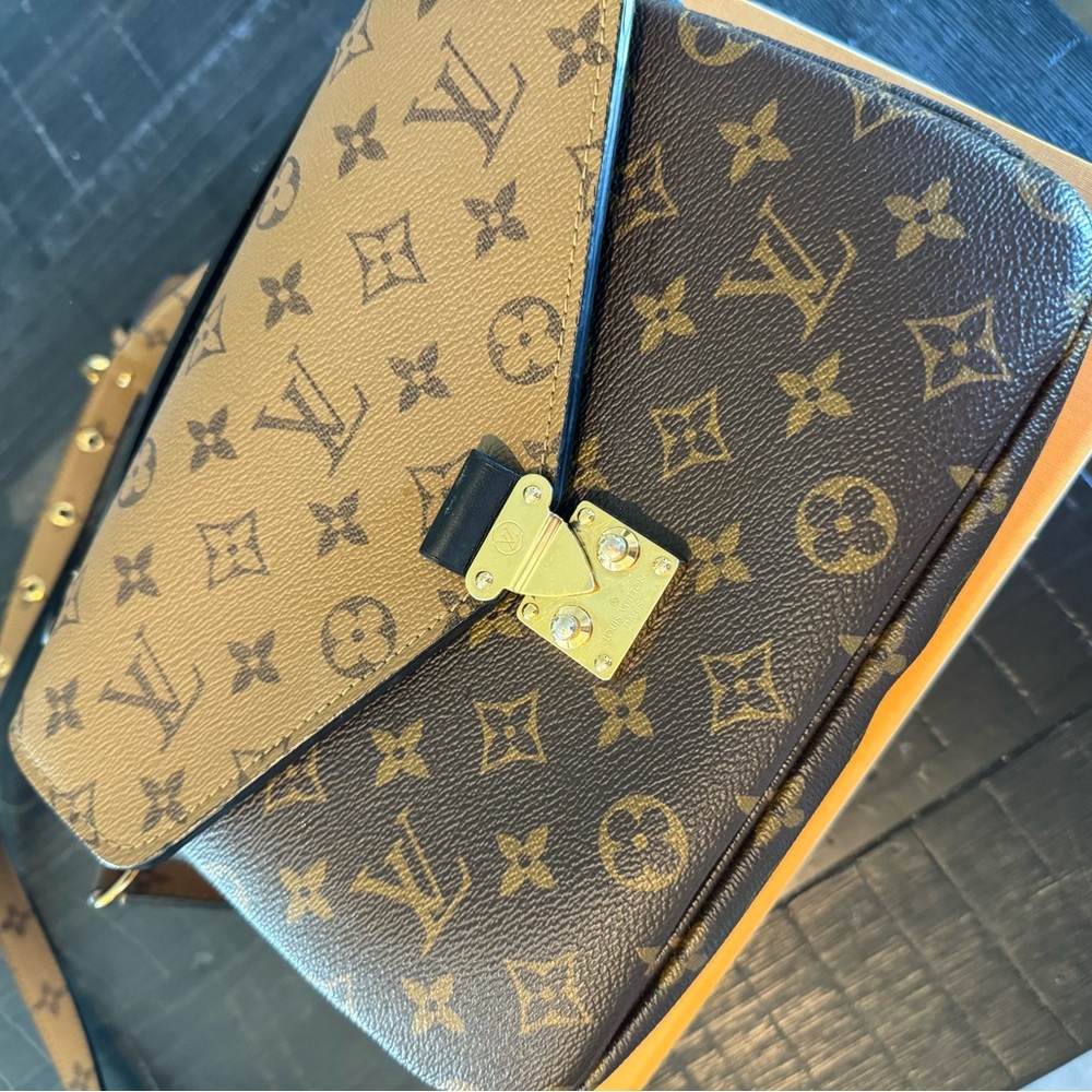Pochette Métis in Reverse Monogram